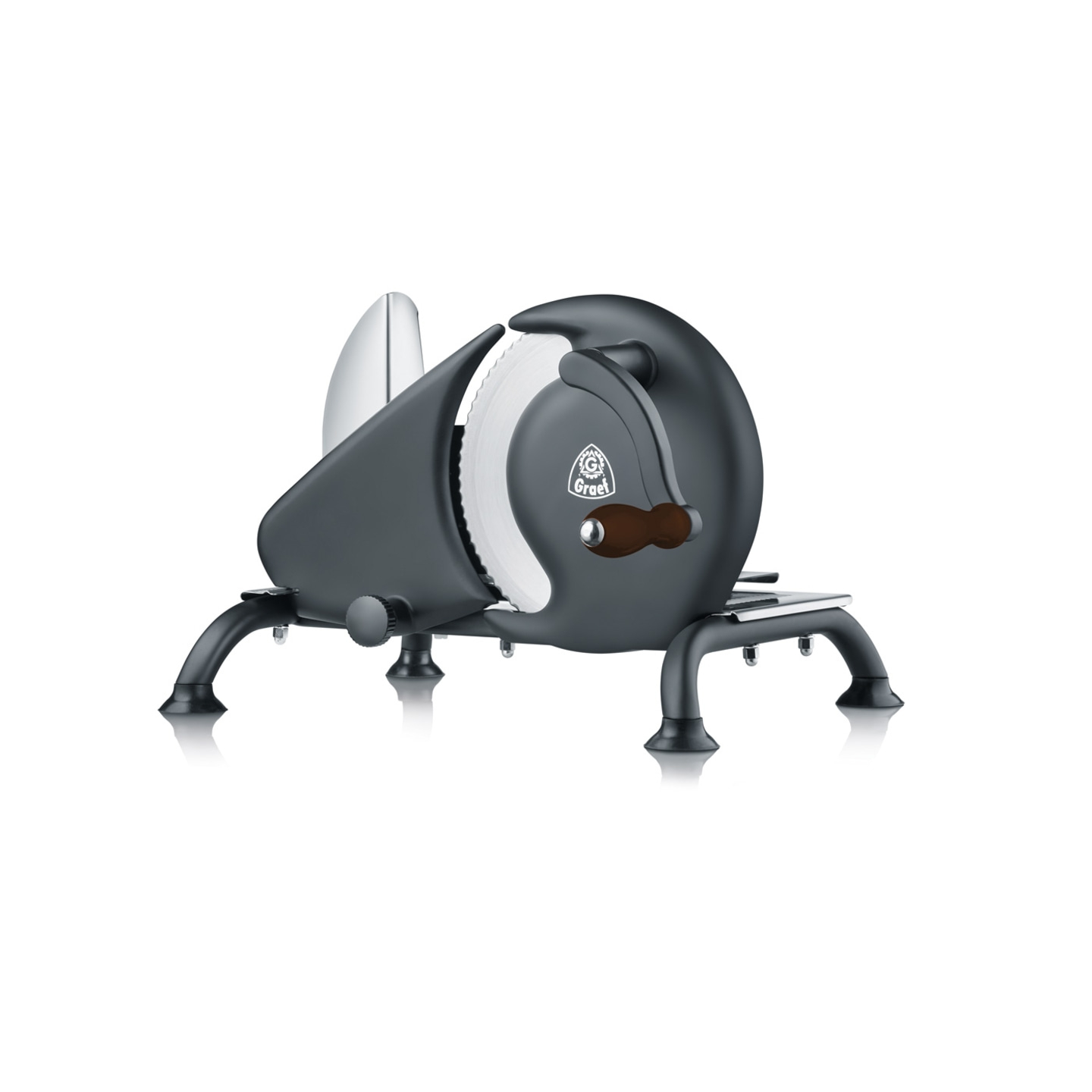 Affettatrice Graef, nera, con manico in legno e lama, isolata su sfondo bianco