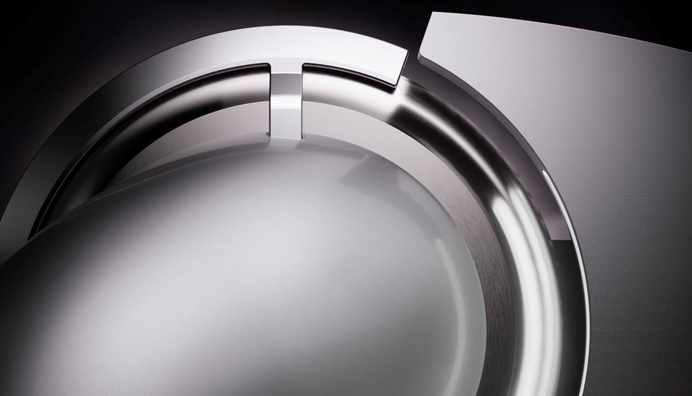 Abstraktes Design mit glänzenden Metallformen und sanften Lichteffekten