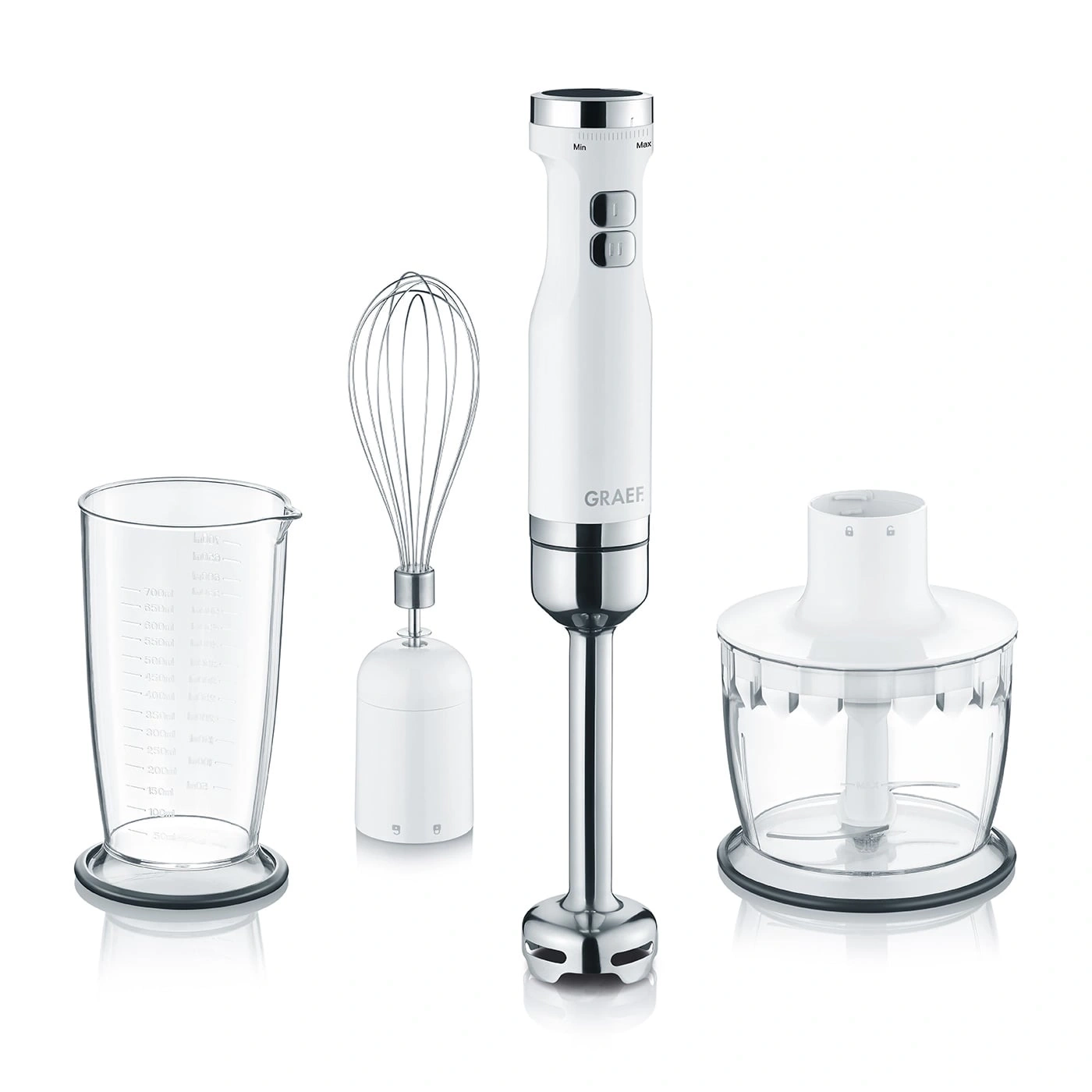 Weißes Küchengerät-Set mit Messbecher, Schneebesen und Mixer, isoliert auf weißem Hintergrund.