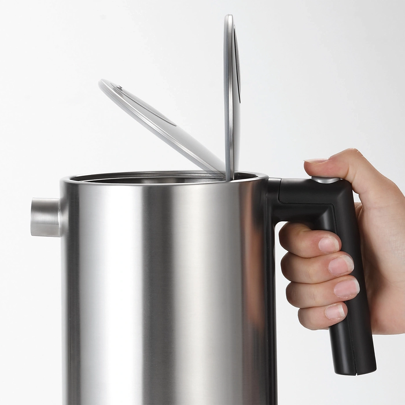 Wasserkocher mit offenem Deckel und Griff, gehalten von einer Hand