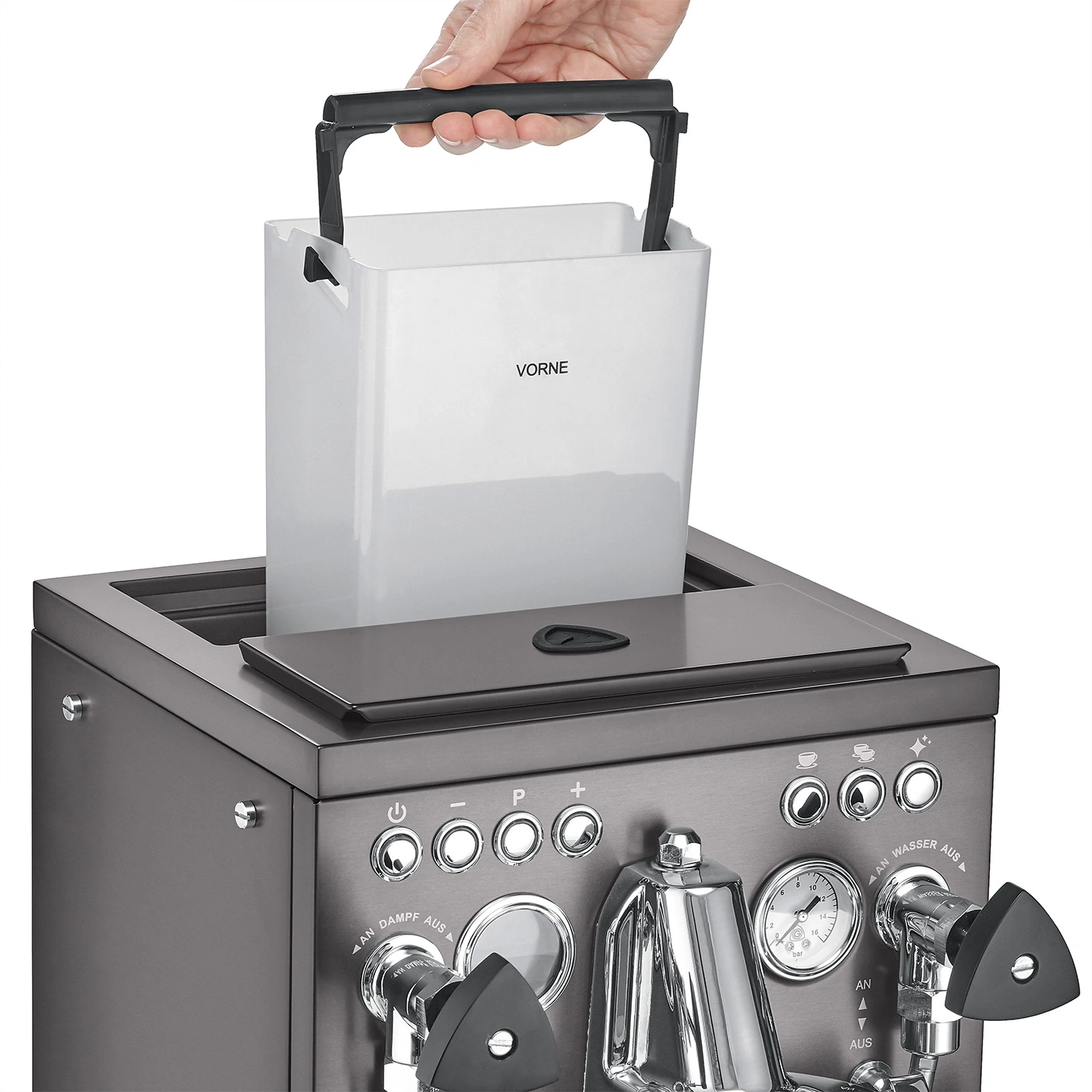 Person hebt Wassertank aus einer Kaffeemaschine heraus, Nahaufnahme.