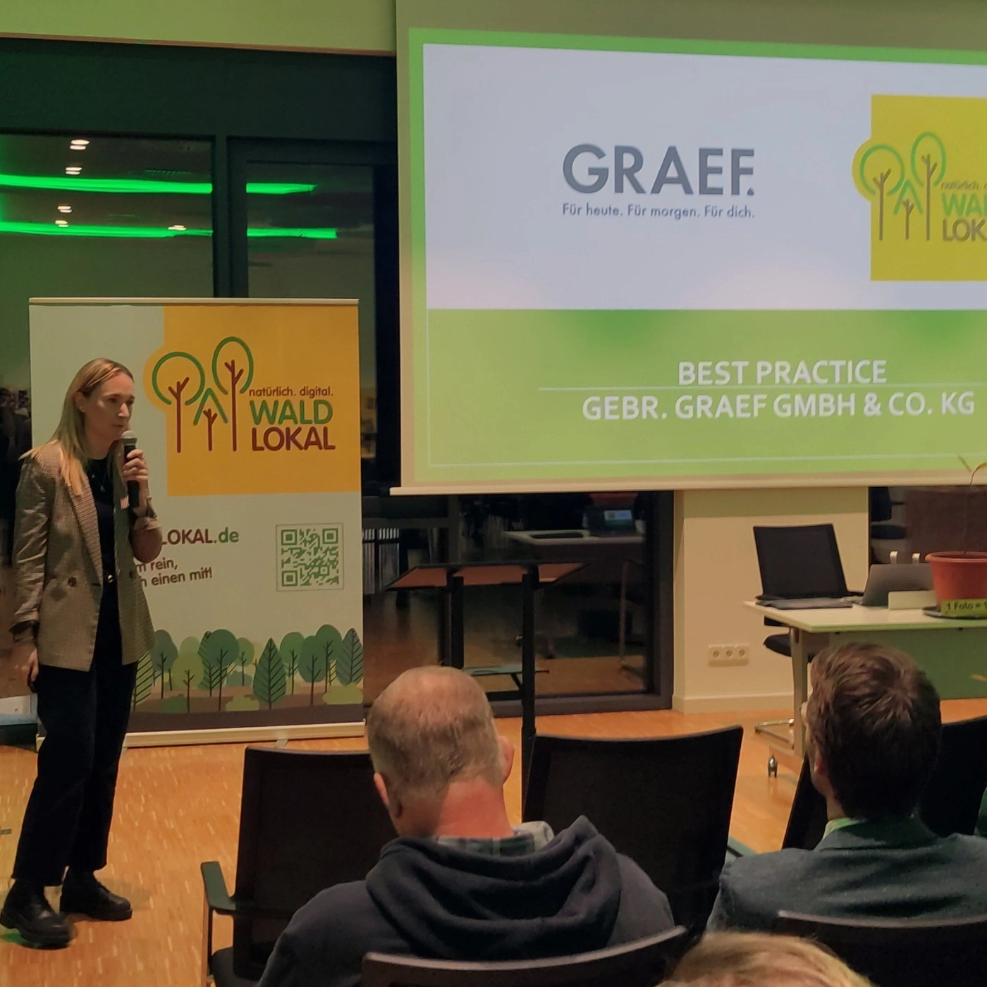 Präsentation mit Rednerin, GRAEF-Logo, Wald Lokal, Best Practice, Publikum, Vortrag