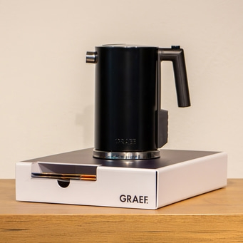 schwarzer Wasserkocher auf Verkaufsdisplay