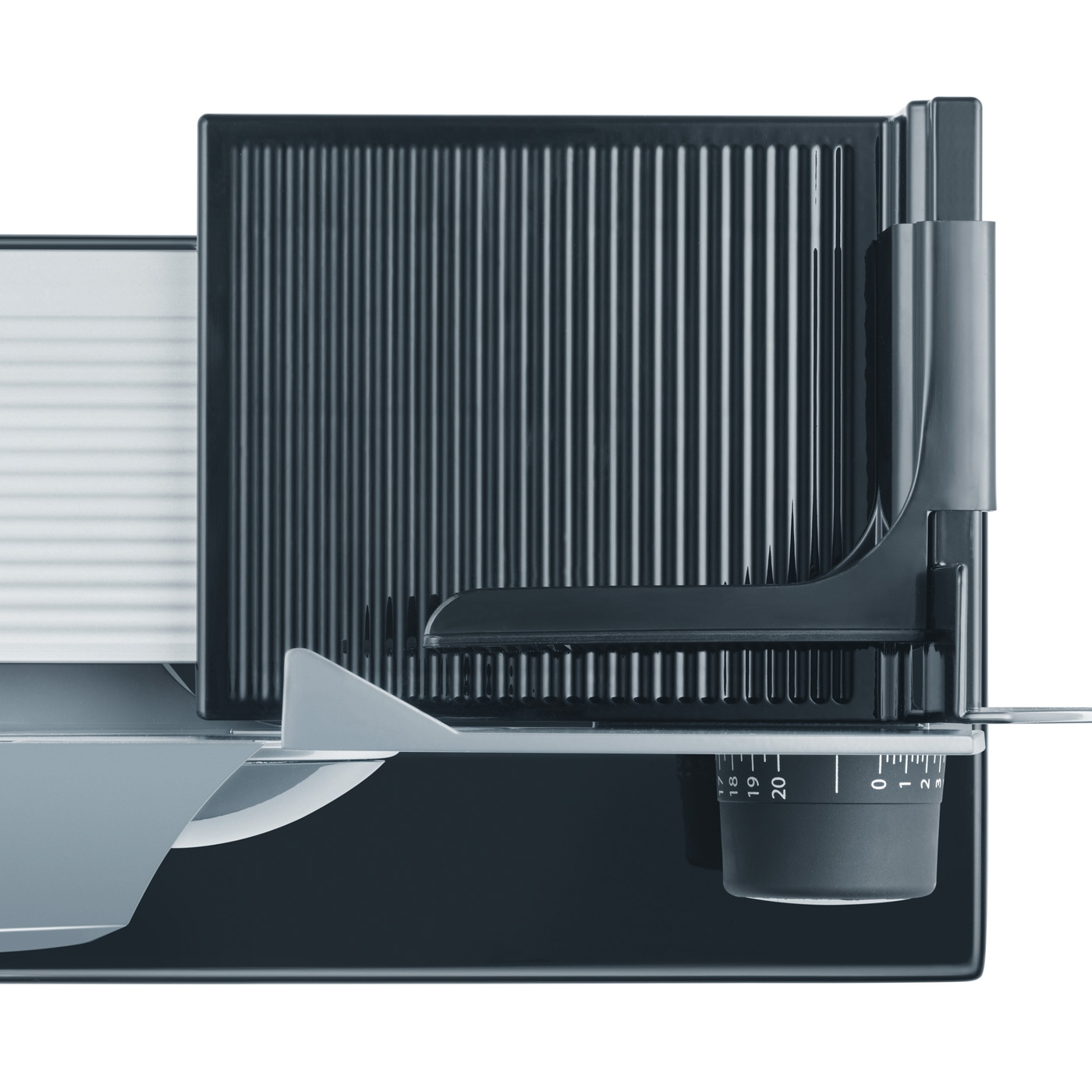 Nahaufnahme eines elektrischen Allesschneiders mit einstellbarem Schlitten und Skala.