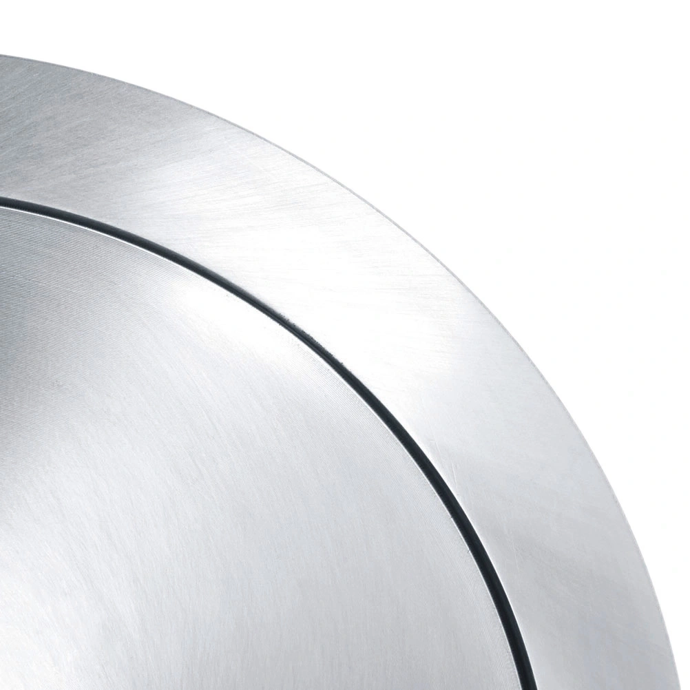 Nahaufnahme einer silbernen, kreisförmigen Metallplatte mit einer schwarzen Linie.