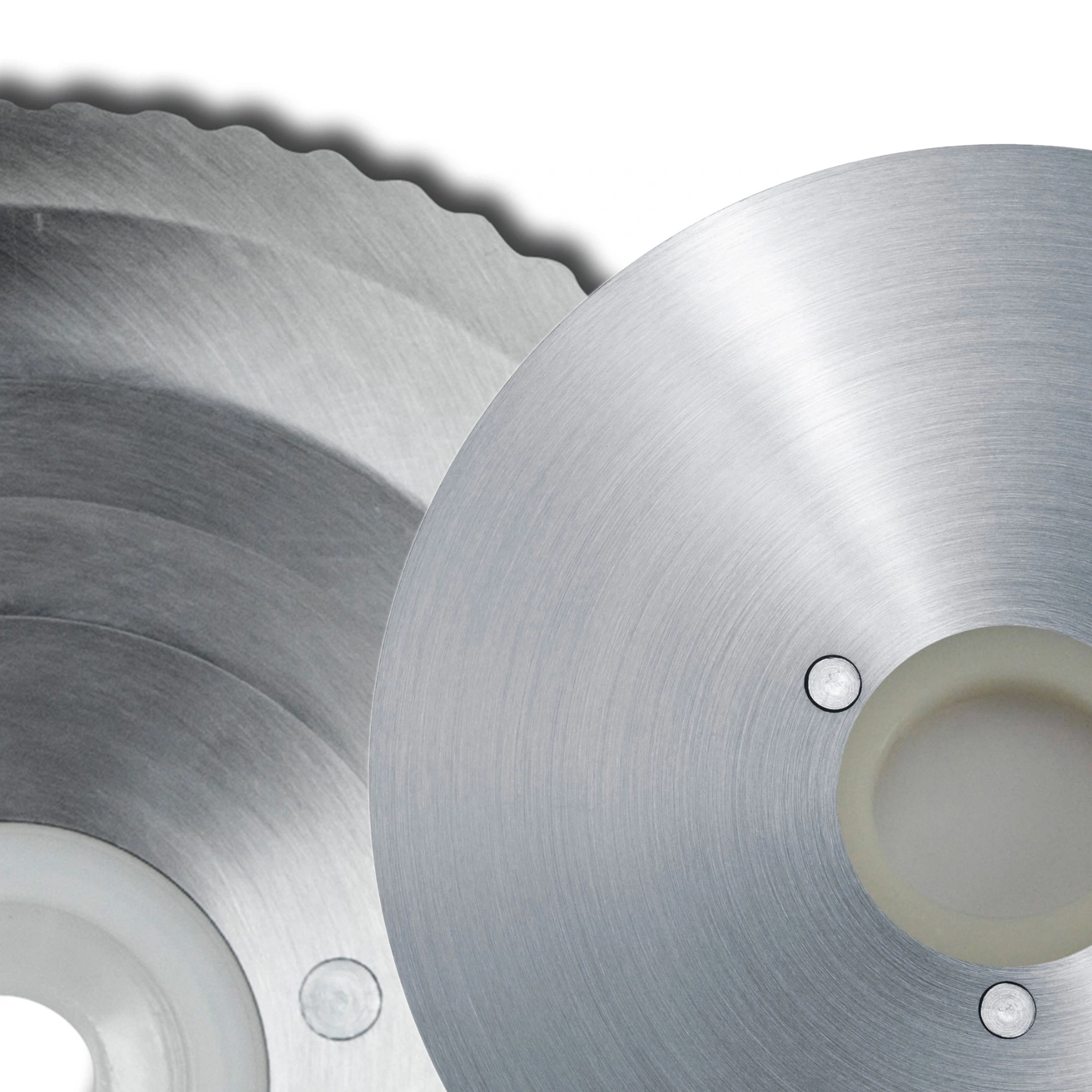 Kreissägeblätter aus Metall, Nahaufnahme, scharfe Zähne, glänzende Oberfläche, Industrie