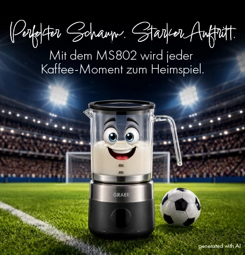Milchaufschäumer im Fußballstadion mit Comic-Gesicht