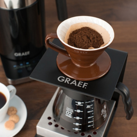 Kaffeebereiter mit Kaffeefilter und Kaffeepulver, bereit für den Brühvorgang.