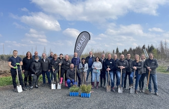 GRAEF_Pflanzaktion_Gruppenbild_rrTY1hM