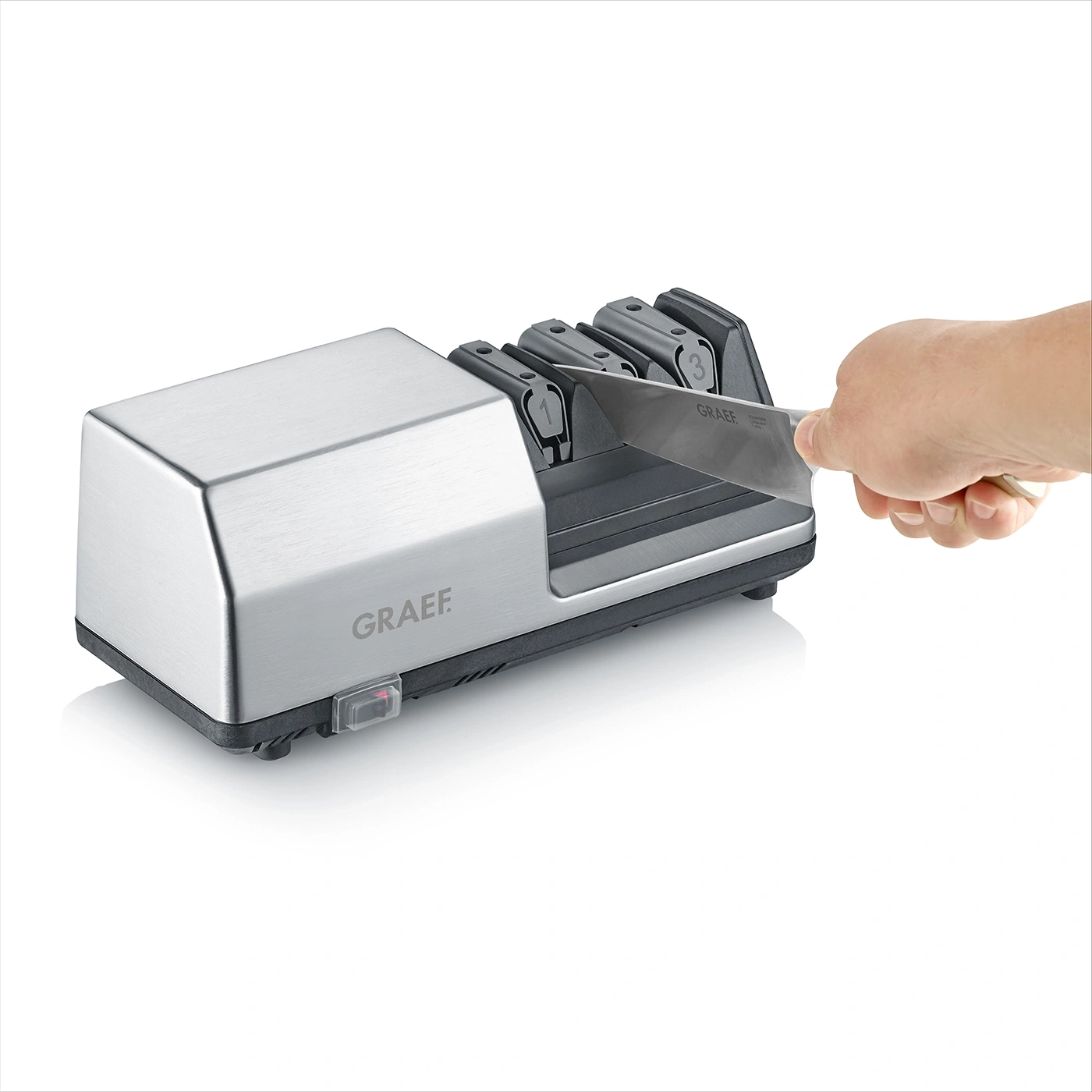 Messer schärfen mit elektrischem Messerschärfer. Hand hält Messer. Graef-Logo.