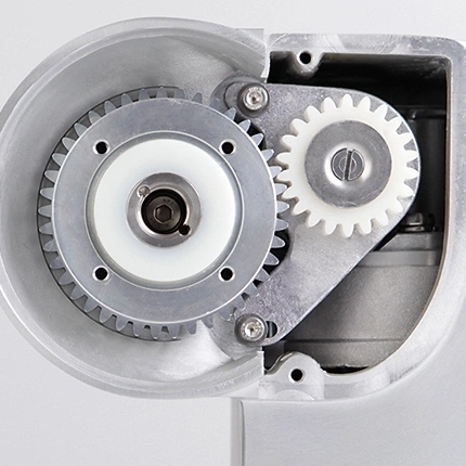 Zahnräder in einem Metallgehäuse, mechanische Teile, Technik, Industrie, Getriebe.