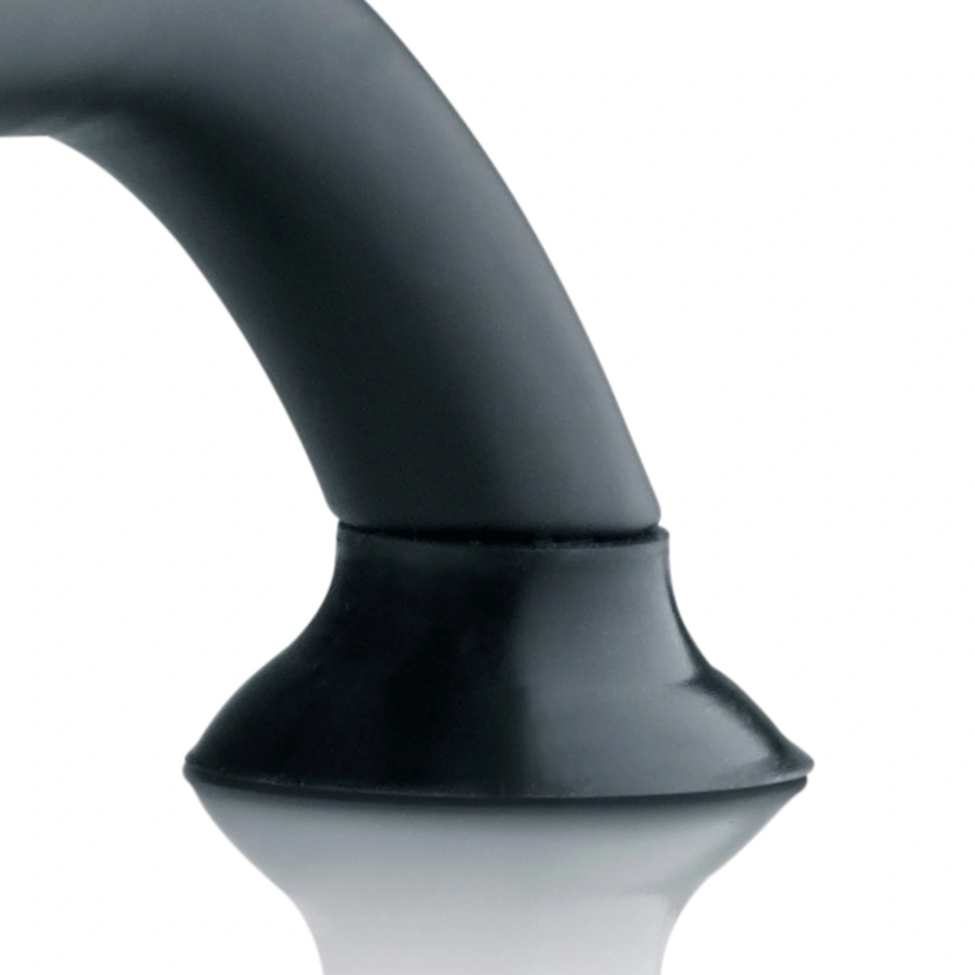 Schwarzes Objekt mit gebogener Form und reflektierender Oberfläche, isoliert