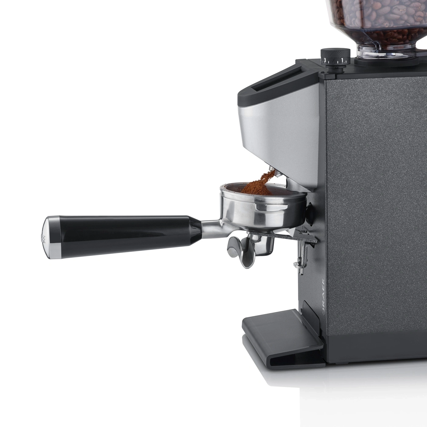 Kaffeemühle mit Siebträger, Kaffeebohnen, Mahlvorgang, Espressozubereitung, Detailaufnahme