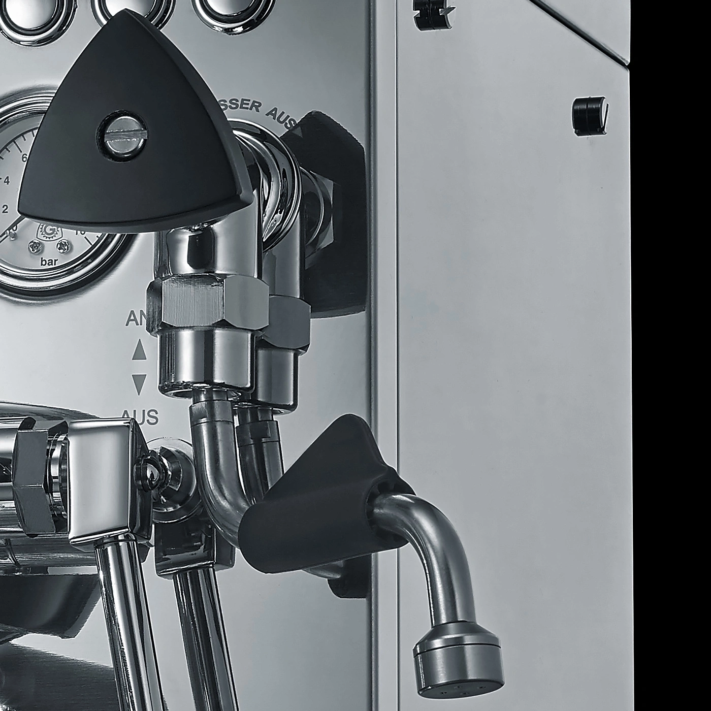 Espressomaschine, Chrom, Dampfventil, Manometer, Dreieck, Metall, Kaffeezubereitung, Detailaufnahme, Nahaufnahme