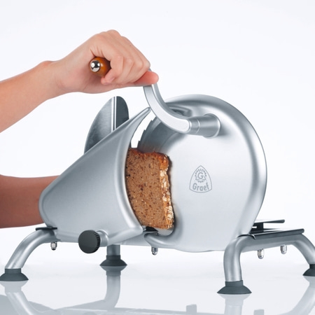 Brot wird mit einer Graet-Brotschneidemaschine geschnitten, Nahaufnahme